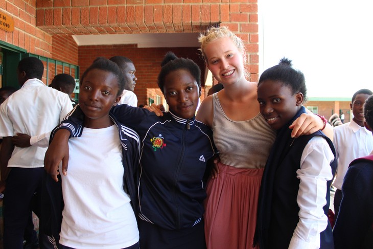 Rosa Patzina (2.v.r.) machte mit den Don Bosco Volunteers einen Freiwilligendienst in Mansa, Sambia, wo sie unter anderem Schülerinnen unterstützte. © privat